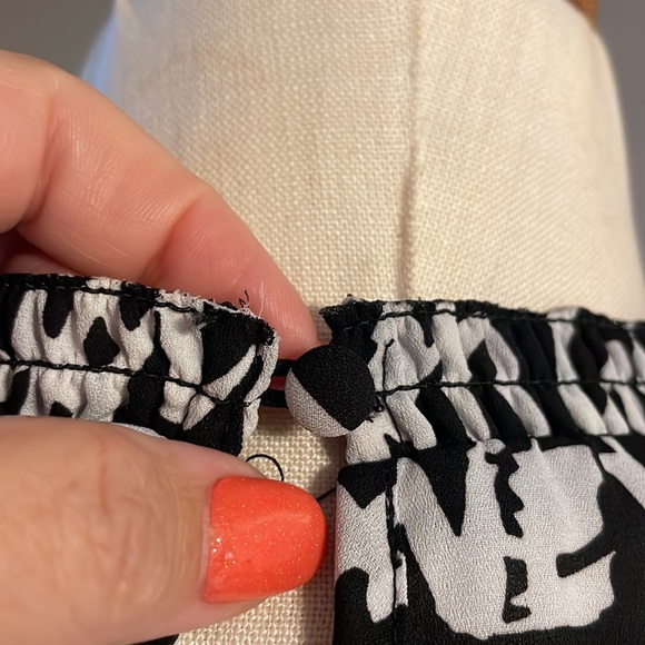 New York & Co black white SCRIPT blouse STATEMENT SLEEVES crew smocked neck Lrg - Picture 8 of 17